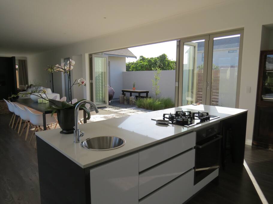 OPEN PLAN KITCHEN/DINING ROOM/LOUNGE