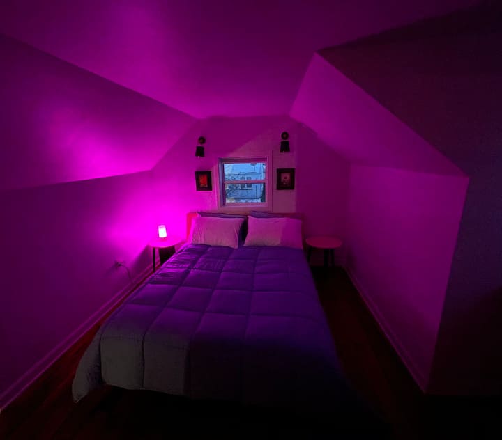 Dormitorio #1 con luces especiales encendidas.