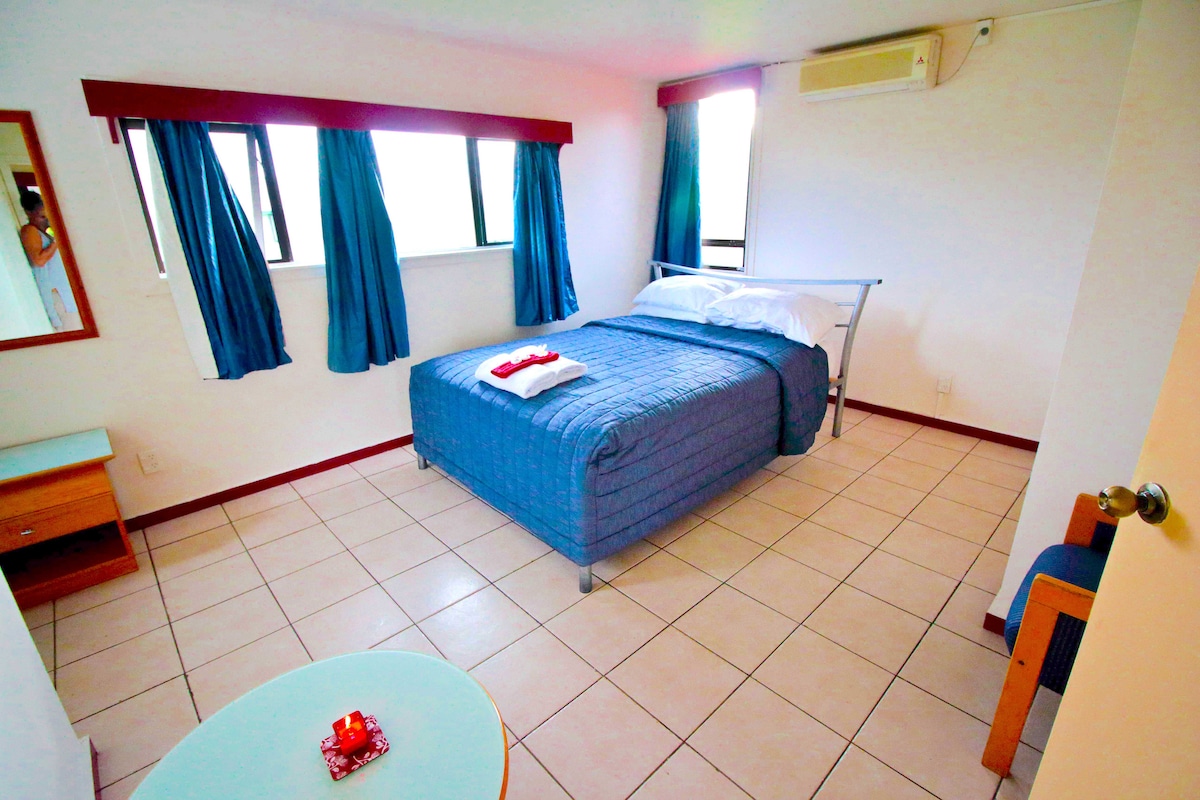 Dormitorio principal, privado, el dormitorio más grande de la casa. Aire acondicionado, armario doble, frente al balcón de arriba. Hermosa habitación.