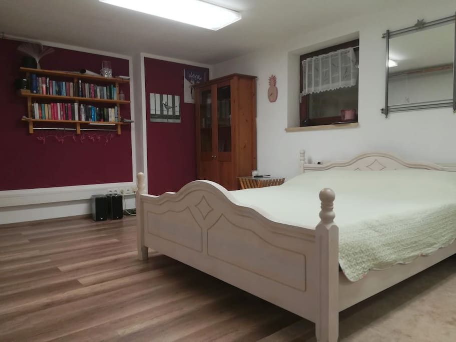 Großes Doppelbett