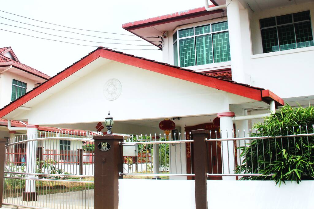 Automatic gate newly installed. Spacious indoor parking! Wow!