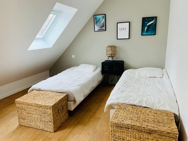 חדר שינה 2: שתי מיטות 90 ס"מ, ניתן להגיע במיטה אחת 180 ס"מ