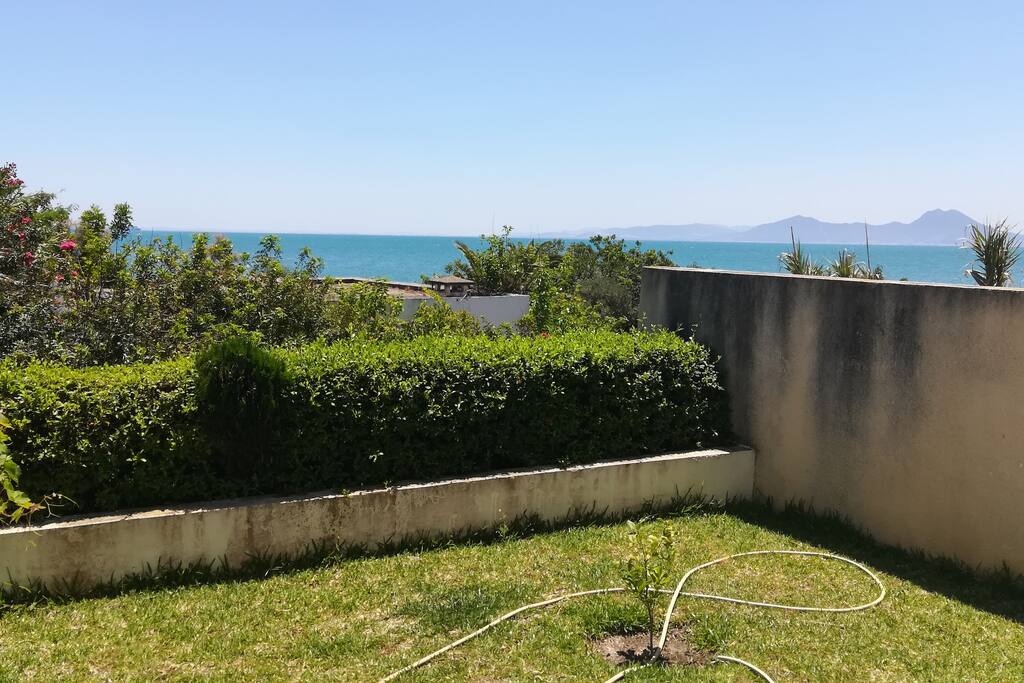 Jardin et terrasse au RDC avec superbe vue sur la mer