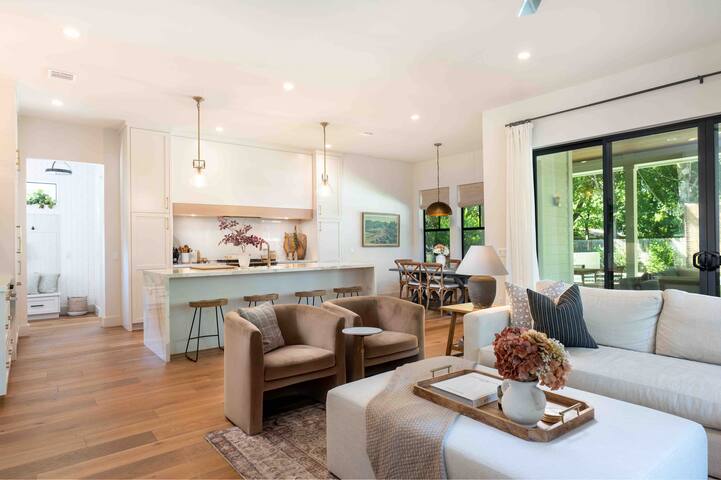 Walk to ACL-Modern Luxury in Zilker with Pool gallery image 3