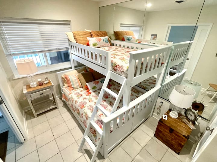 Eltercer dormitorio tiene una divertida y cómoda disposición de literas con TV inteligente.