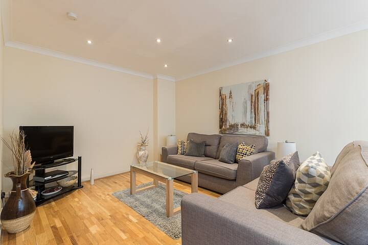 Fab 3 bed 3bath & parking in Central London gallery image 2