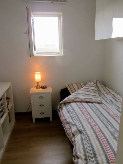 De eenpersoonskamer.
The single bedroom.