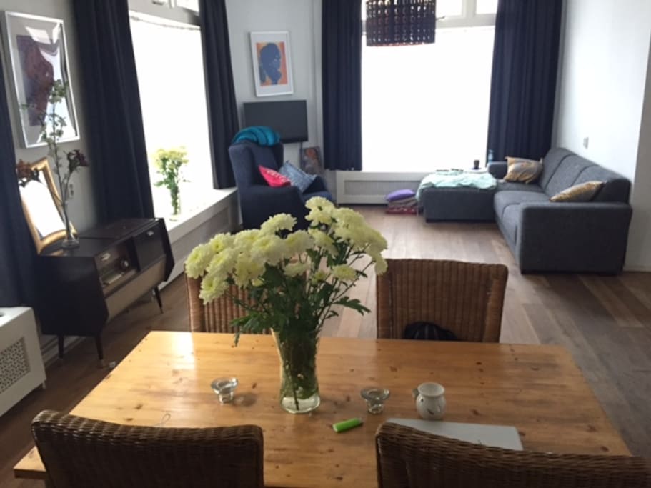 Large living room, high ceilings and large windows