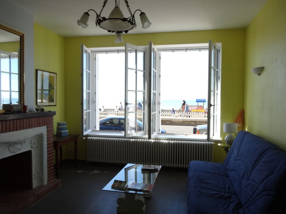 Le salon avec vue sur la mer et un canapé lit double