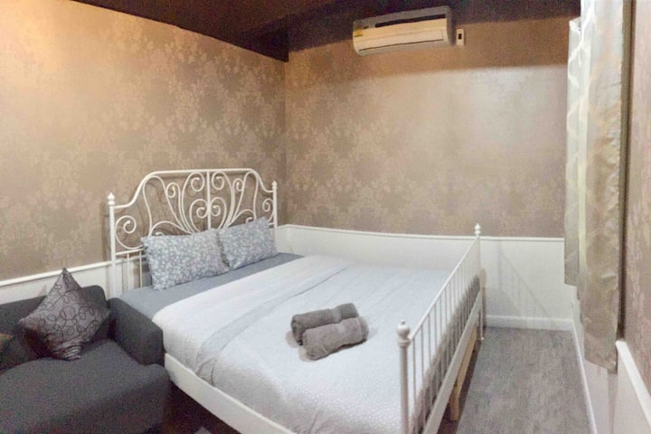 Chambre 402 avec lit King Size et salle de bain privée ^_^