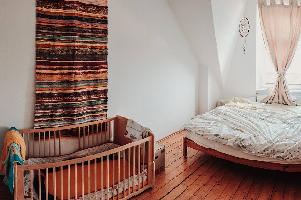 Zimmer 3, Schlafzimmer mit Bett 1,80 und Kinderbett