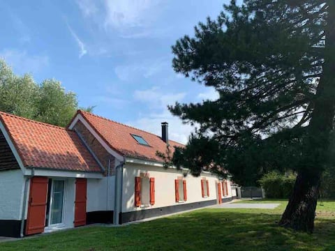 Longère with large garden 4 km from the sea