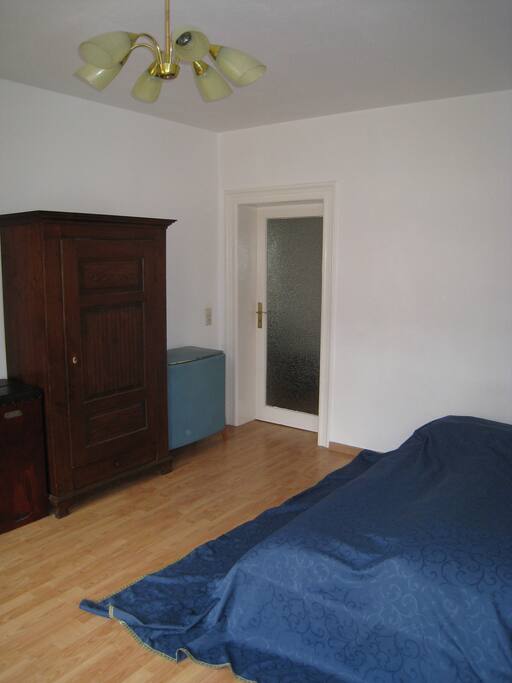 Schlafzimmer mit Wäscheschrank und Doppelbett