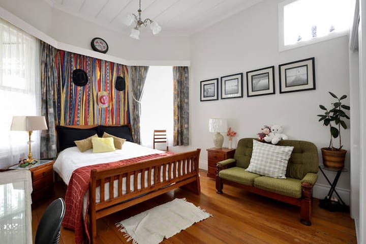 Epsom Villa,  Queen-sized bed room