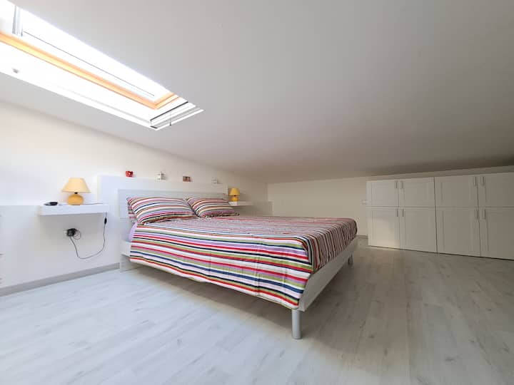 Საძინებლის პირველი სართული (ანტრესოლი) ორადგილიანი საწოლით.
Შეგიძლიათ დაამატოთ დამატებითი ორსართულიანი საწოლი ან მეორე გასაბერი ლეიბი.