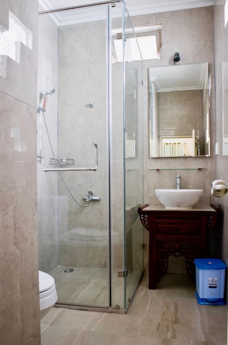 Modern ensuite bathroom