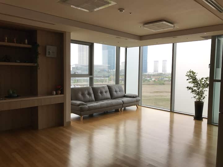 (Songdo) Lots of commercial photography, spacious and clean space