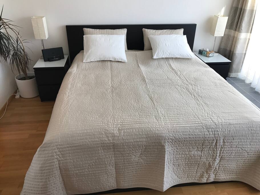 Bedroom - king size bed / Ložnice - manželská postel