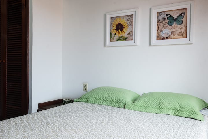 ห้องสวีทเตียงใหญ่พร้อมเครื่องปรับอากาศ