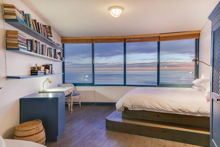 Light and Bright in Bantry Bay gallery image 4