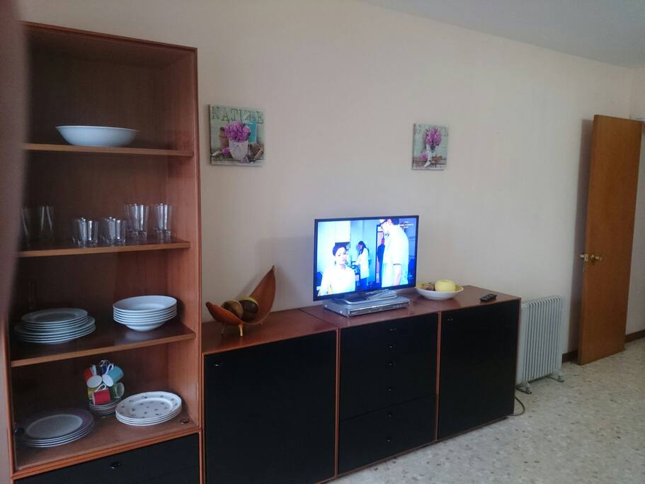 Salón-comedor con TV plana, sofá...