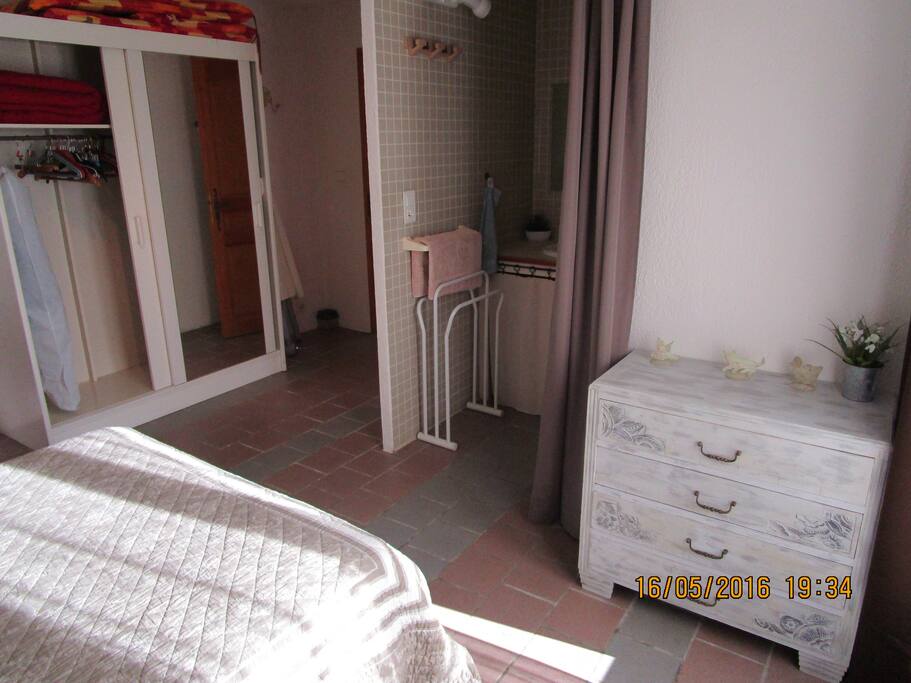 Chambre avec salle de bain.