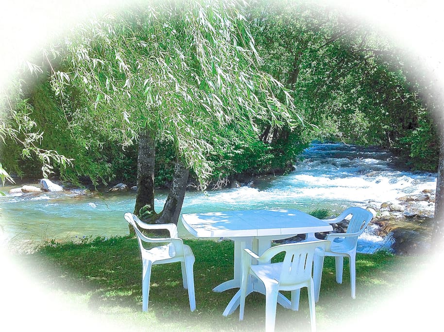 Un petit coin de détente au bord de l'eau !