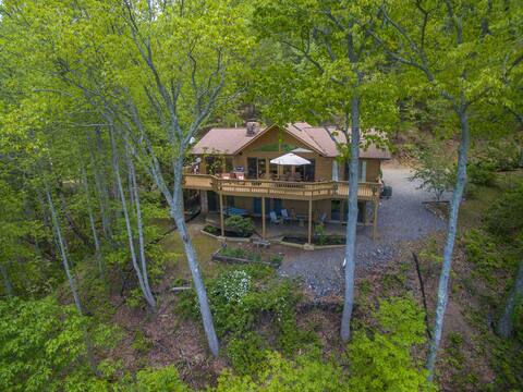 Spectacular Views, Secluded, Hot Tub, Fireplace!