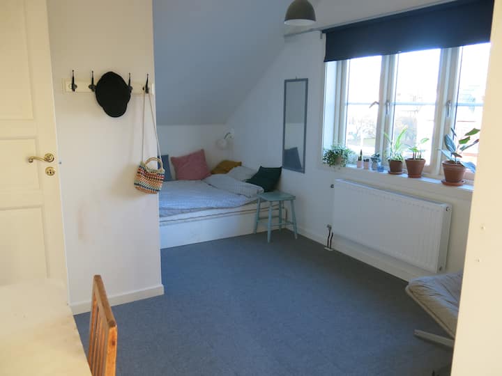 Საძინებელი 3. 
ორადგილიანი საწოლი, იუნიორსის ზომა 140x175 სმ