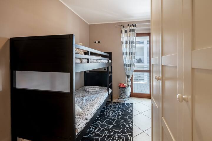 Seconda camera  con letto a castello/
Second bedroom with bunk bed