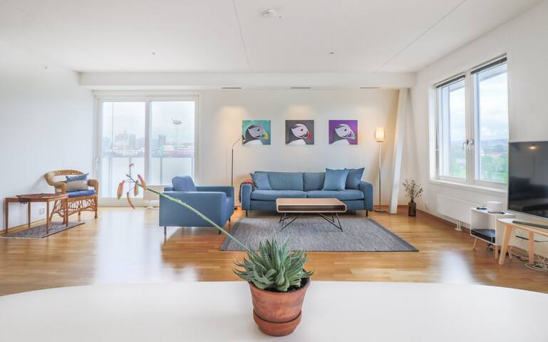 LARGE 3BR Modern Seaside Apt Near Central Station