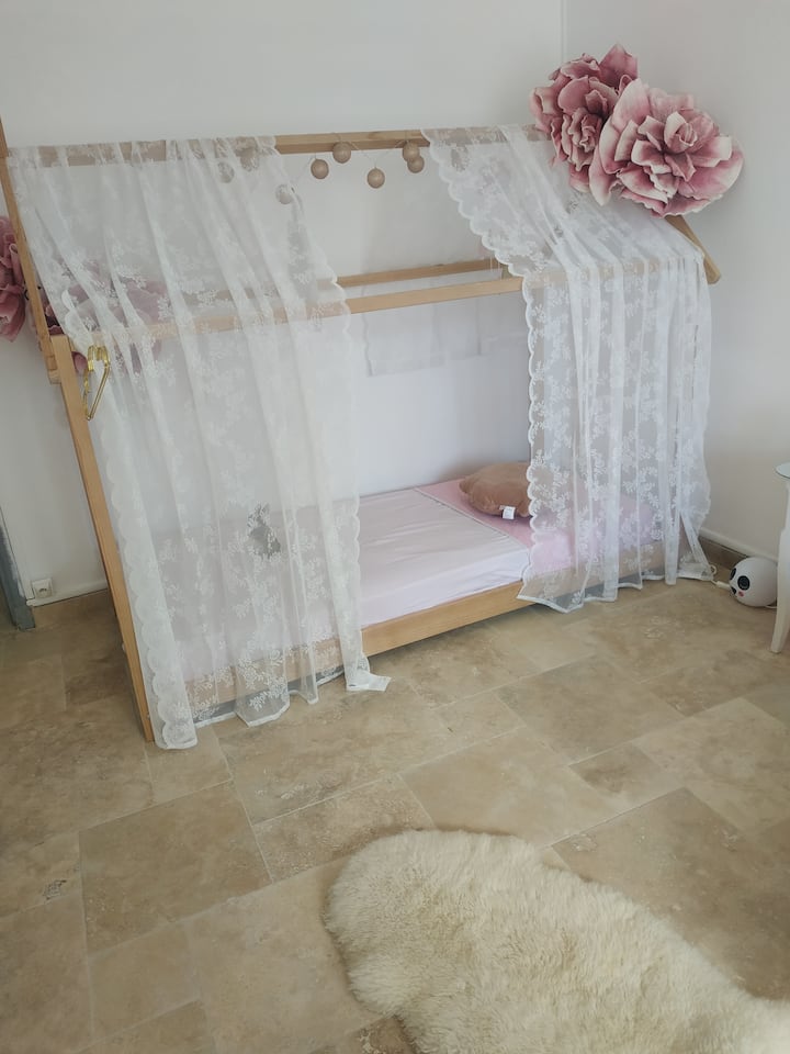 1 дрвена колиба со единечен кревет + единечен кревет на склопување што може да го додадете или не.