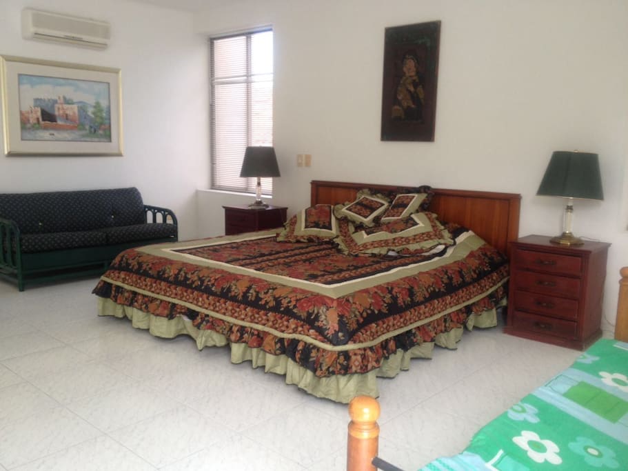 Cama king y sofá cama doble, segundo nivel