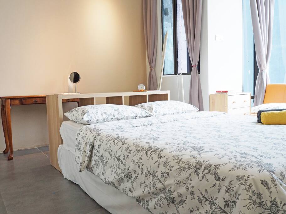 the comfortable queen bed for 2