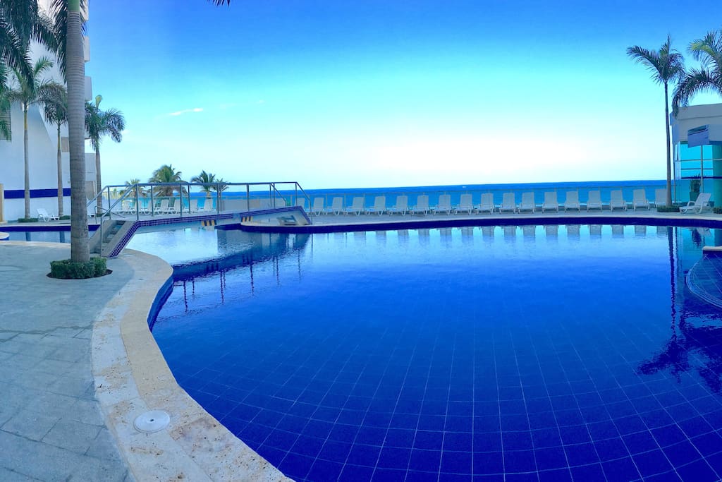 Esta es nuestra hermosa piscina privilegiada de una hermosa vista, donde tendrás acceso por ser mi huésped, podrás tomar el sol mientras disfrutar de su encantadora vista y sus refrescantes aguas!!