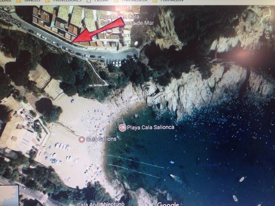 Al lado de la playa.