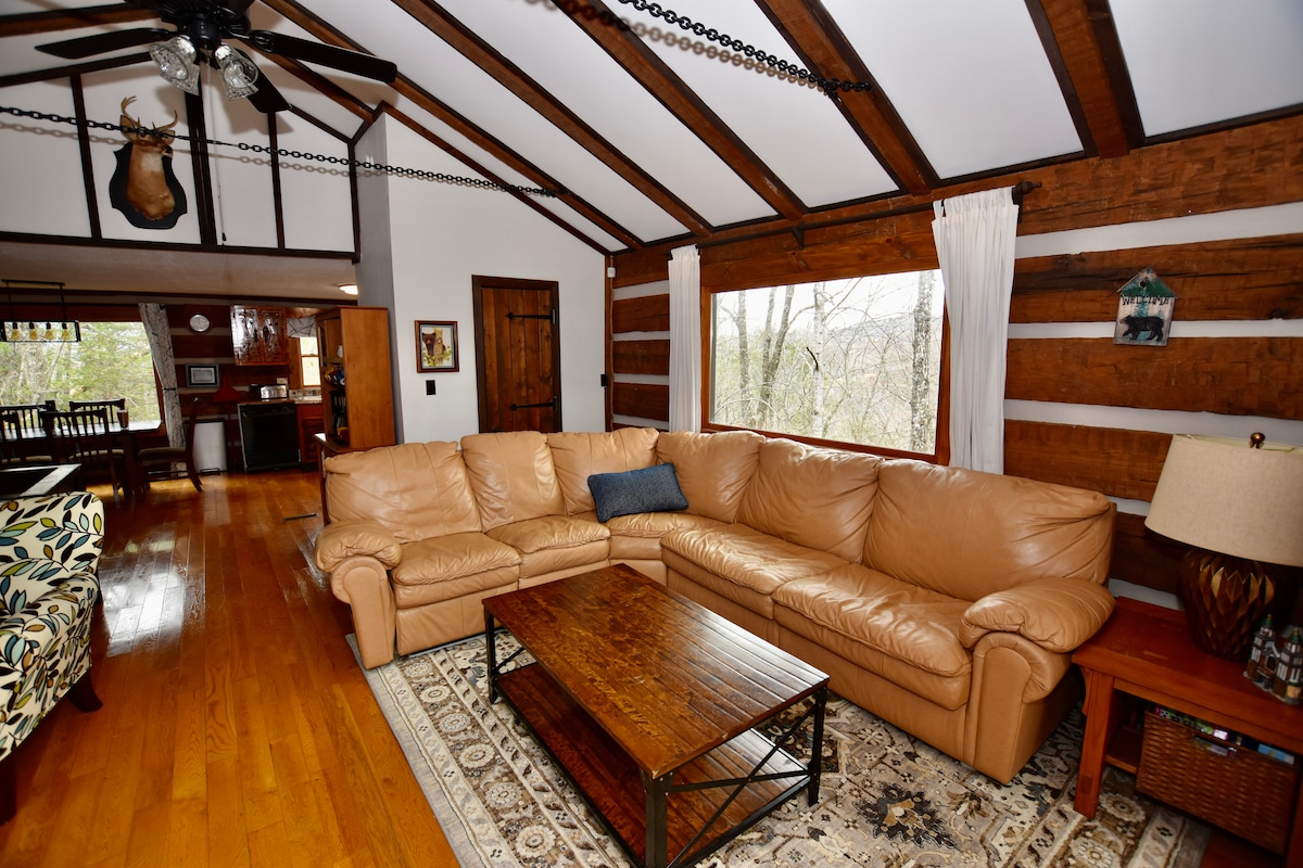 พื้นที่นั่งเล่นพร้อมโซฟาขนาดใหญ่ที่สะดวกสบายมีเตียงโซฟาปรับนอน