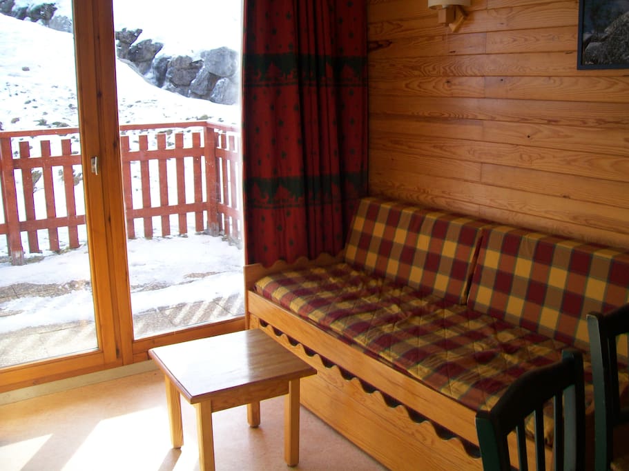 coin salon chaud ouvrant sur la terrasse faisant couchage 2 petits lits