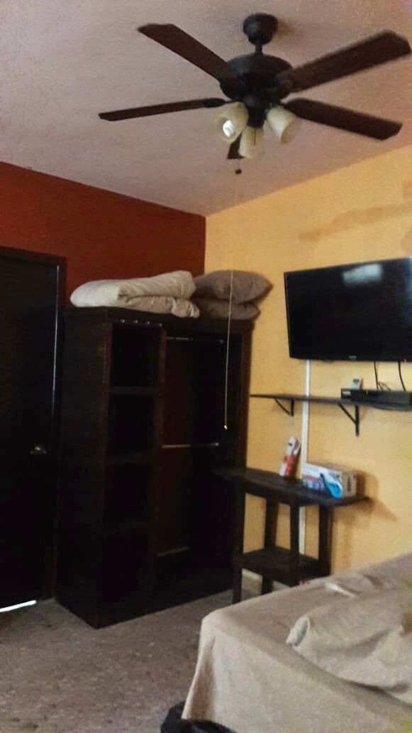 კარადა, საკიდები, თეთრეული, ჭერის ვენტილატორი, მინი-სპლიტი, ეკრანი, კაბელი.