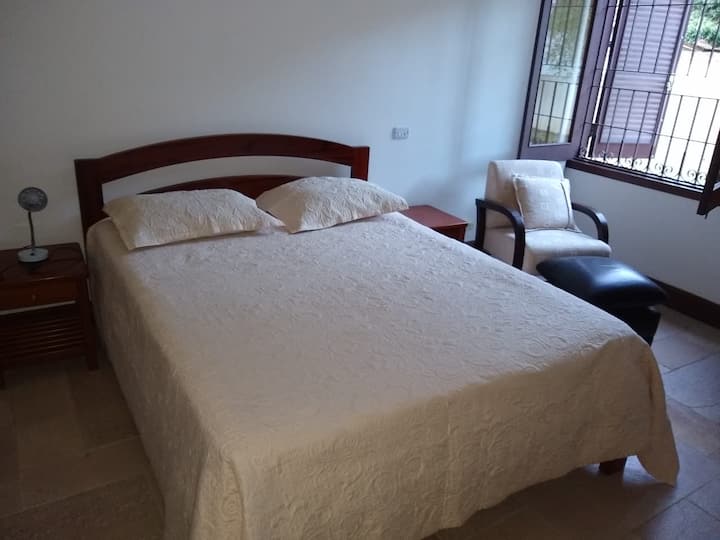 chumba cha chini chenye televisheni