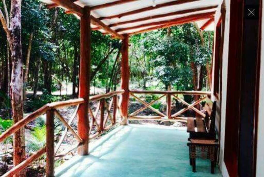 Can you imagine yourself enjoying wine or a beer/lemonade on the patio?
Puedes imaginarte disfrutando este patio con una cerveza o limonada?