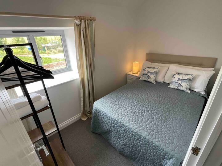 Dormitorio con cama matrimonial