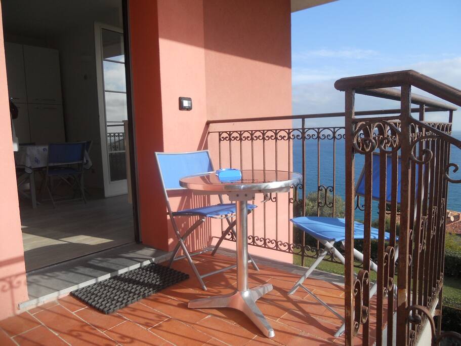 Terrazzino con tavolino e sedie