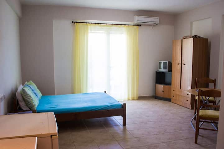 Room equipped with double bed, kitchenette and air-conditioning. 
