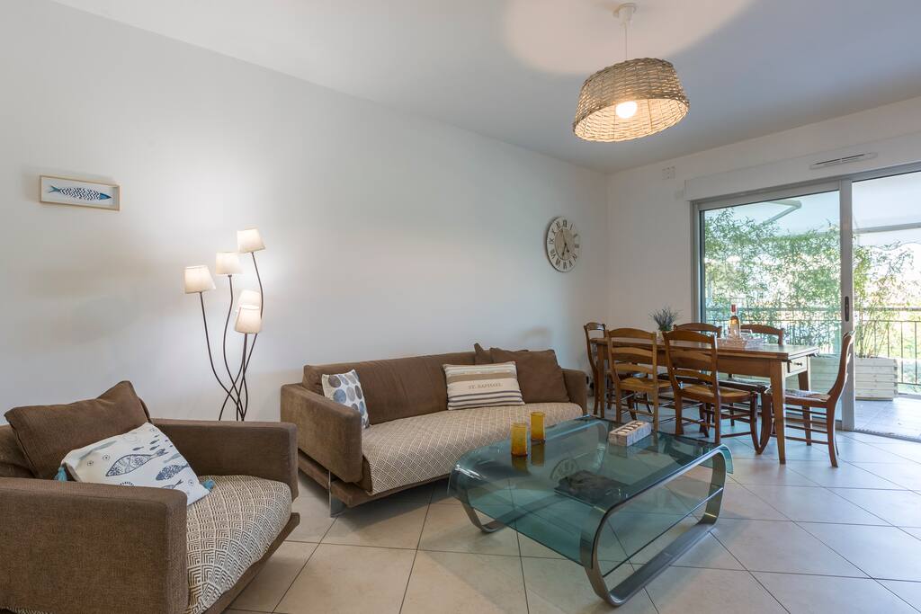 Spacious leaving room with a 42 inches flat HD TV - Salon avec écran plat Full HD 42¨pouces.