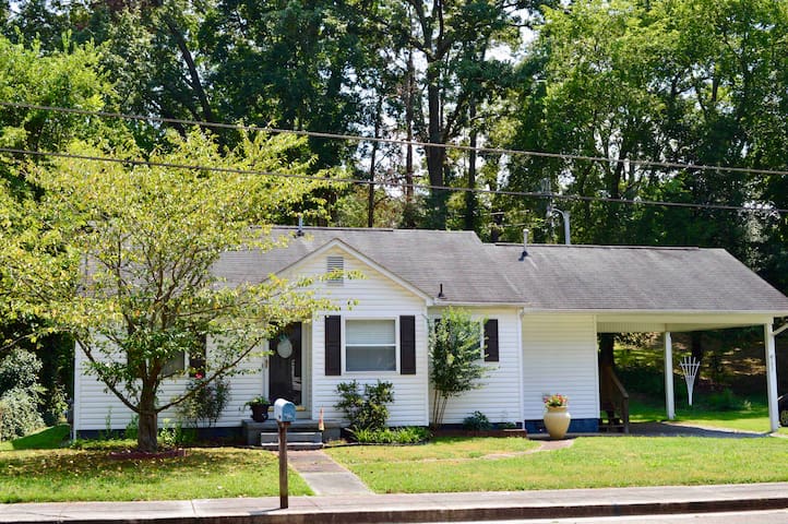 College Hill - cozy home in the Heart of Maryville