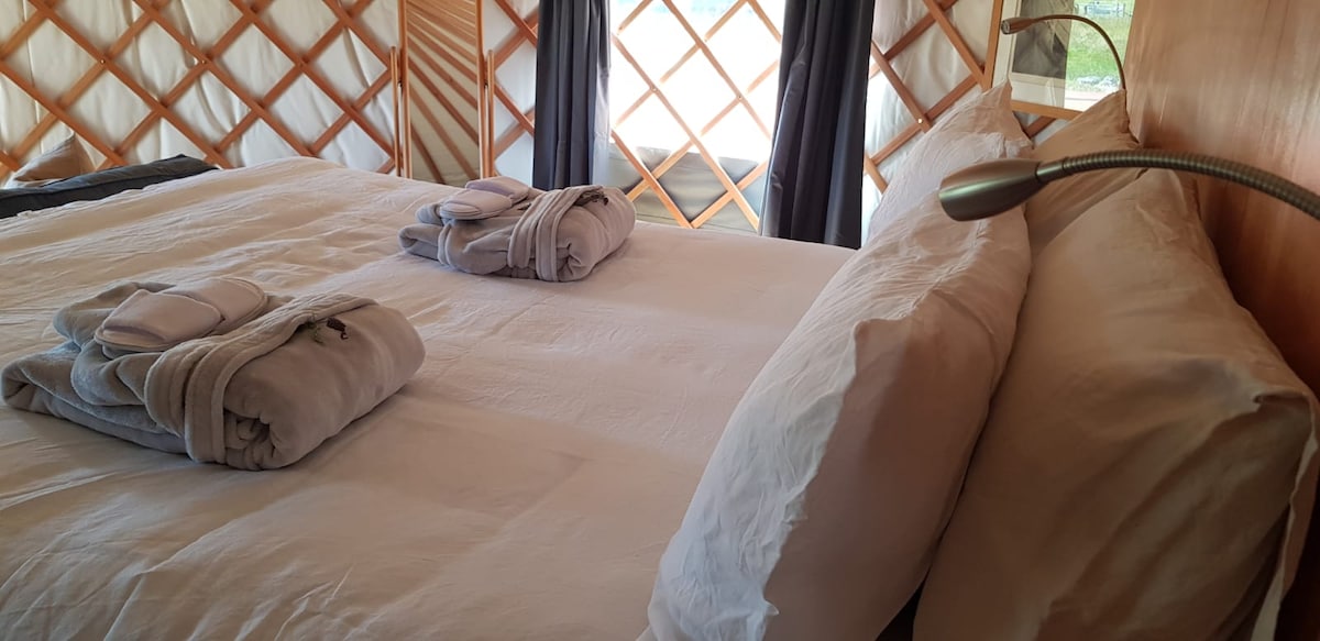 Ropa de cama 100% francesa y batas de vestir esponjosas. Un sofá para descansar y admirar la vista desde tu puerta principal. Impresionante arte y libros en inglés y Nueva Zelanda.  Calefacción e iluminación con solo tocar un botón. En resumen, lujo; con calor y aire fresco.