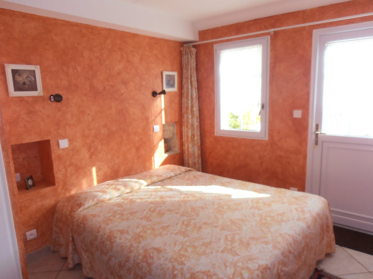 חדר הרחצה בקומת הקרקע, מיטת קווין סייז או 2 מיטות יחיד לפי בקשה (מתאים לאנשים עם ניידות מופחתת)