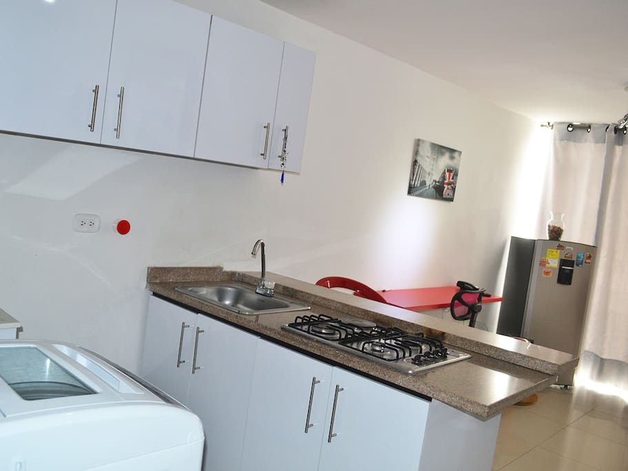 Cocina, sala, zona para trabajar con portátiles, lavadora.