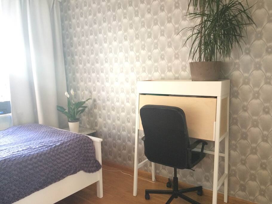 Closed table for computer